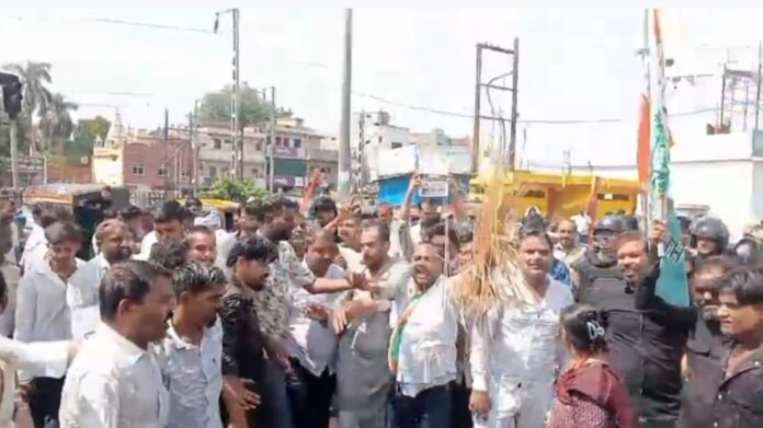 राहतगढ़ बस स्टैंड पर कांग्रेस का प्रदर्शन
