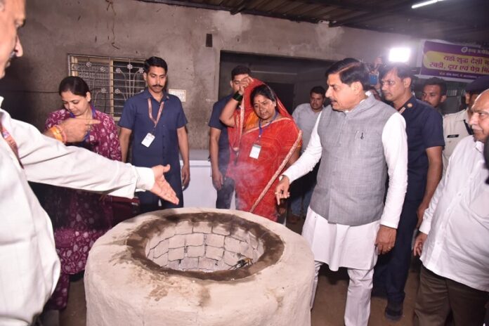 मुख्यमंत्री कुकरू में कृष्णा समूह की महिलाओं से बात करते हुए