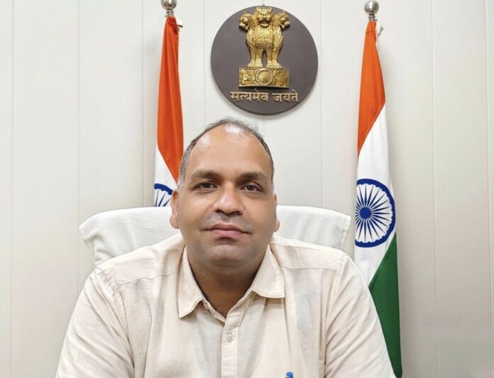 वरिष्ठ मंडल वाणिज्य प्रबंधक महेश यादव का पदभार संभालना