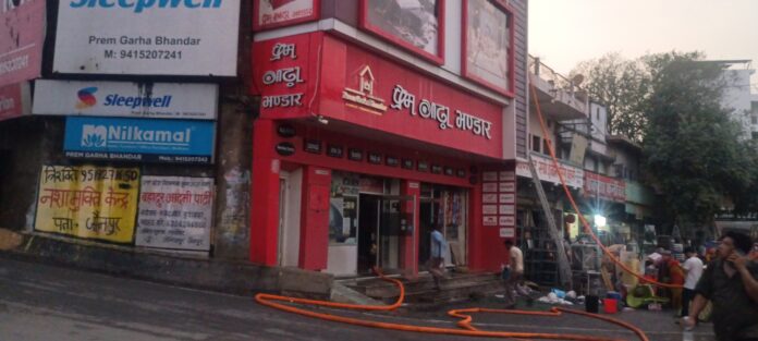 पुलिस फायर ब्रिडेग आग बुझाते हुए
