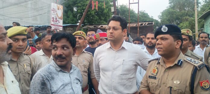 जिलाधिकारी और पुलिस अधीक्षक कुंवर