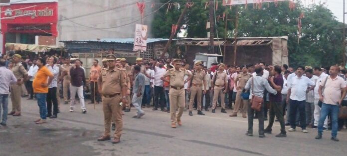 पुलिस जांच पड़ताल करते हुए