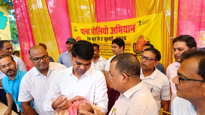जिलाधिकारी बच्चों को पोलियो की दवा पिलाते हुए