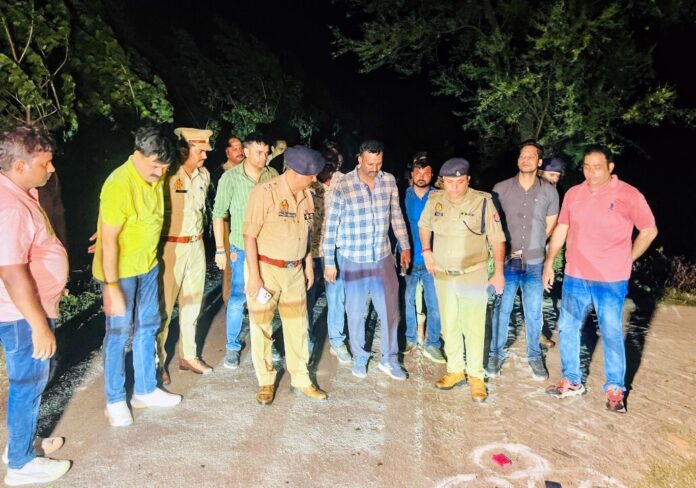 एसपी घटनास्थल पर निरीक्षण करते हुए
