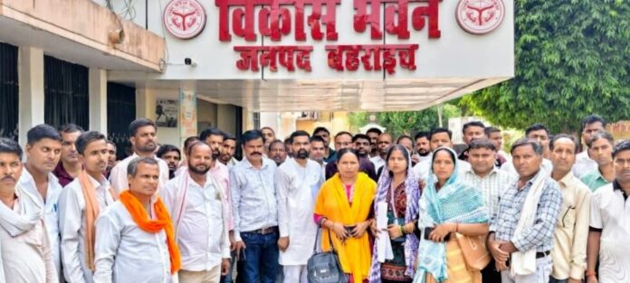 रोजगार सेवक विकास भवन में प्रदर्शन