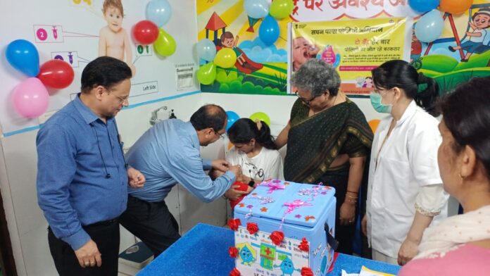 पल्स पोलियों अभियान शुभारंभ करते चिकित्सक