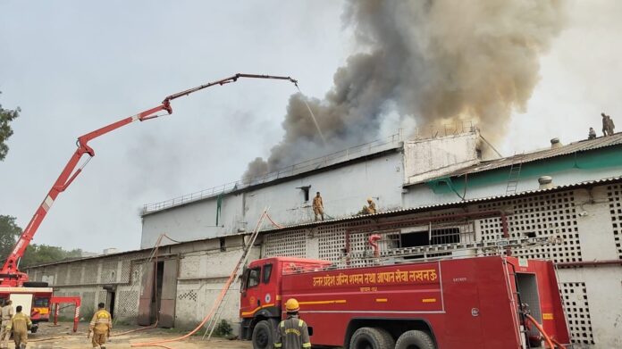 फायरकर्मी आग बुझाते जीवन बचाते हैं