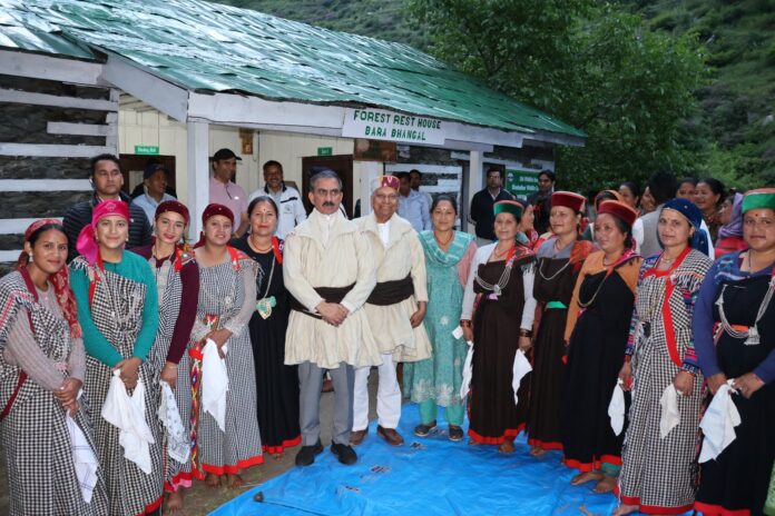 मुख्यमंत्री स्थानीय लोगों के साथ बैठक