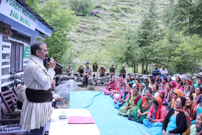 मुख्यमंत्री लोगों को संबोधित करते हुए