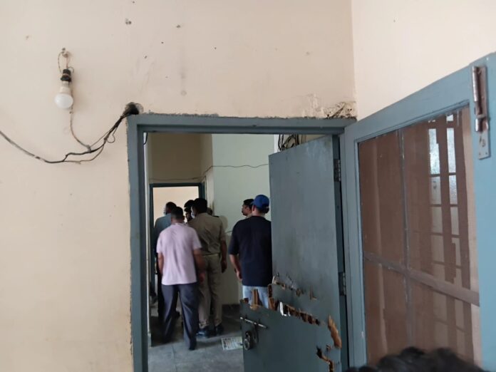 पुलिस जांच करती घटनास्थल पर