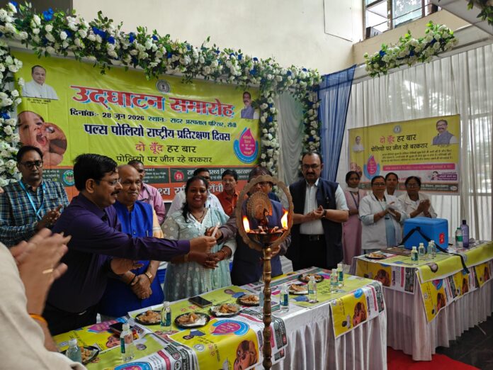 कार्यक्रम शुभारंभ करते हुए व्यक्ति