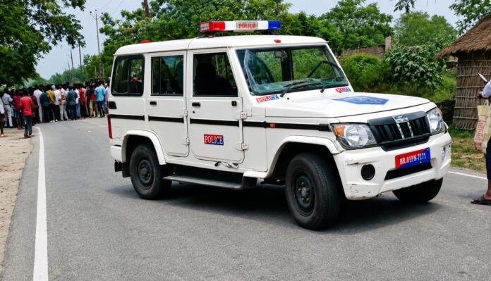 क्षति ग्रस्त पुलिस गाड़ी का वीडियो