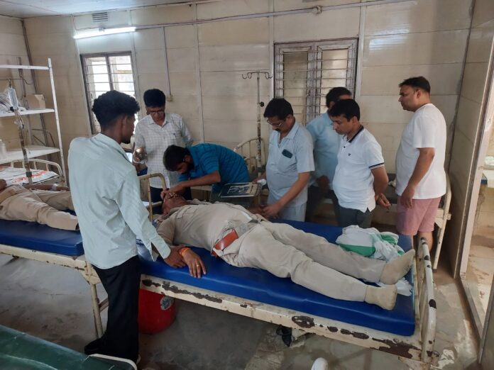जख्मी पुलिस कर्मी की तस्वीर