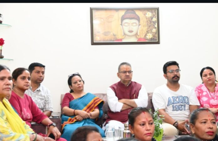 मंत्री गणेश जोशी प्रधानमंत्री के मन की बात कार्यक्रम