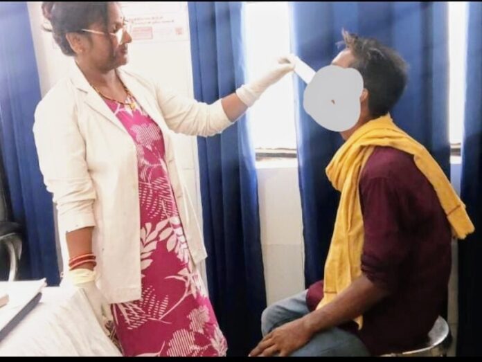 मरीज को दवा खिलाती नर्स आशा शुक्ला