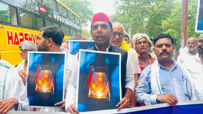 सपा नेता विवादित प्रदर्शन फोटो