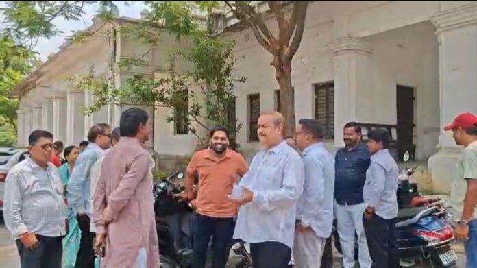 कांग्रेसी नेताओं का प्रदर्शन पुलिस अधीक्षक कार्यालय में