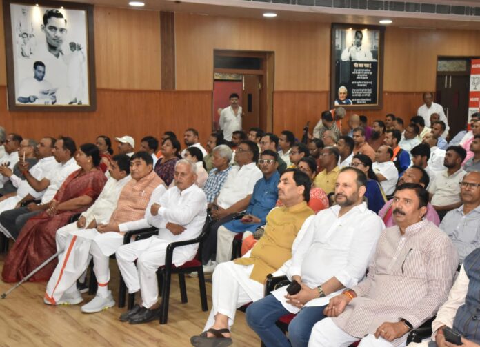 नेतृत्व की जरूरत है कार्यकर्ता को
