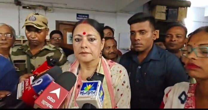 अग्निमित्र पाल पत्रकारों से बात करती है