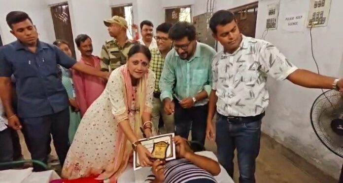 मंत्री रक्तदाताओं को सम्मानित करती