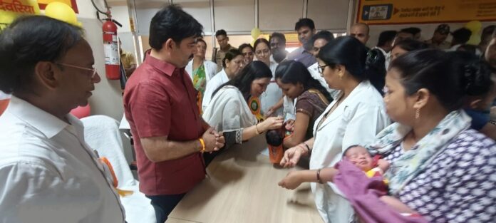 पोलियो वैक्सीन देने की तस्वीर