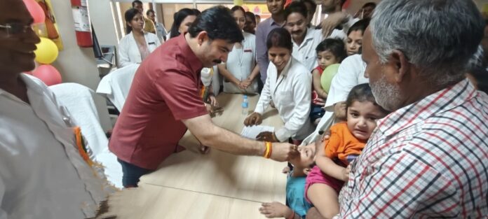 विधायक शलभ मणि त्रिपाठी बच्चों को पोलियो खुराक देते हुए