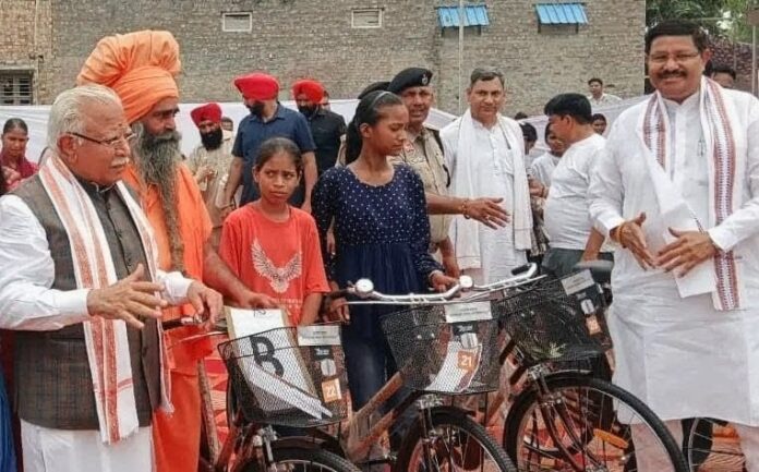 पानीपत में स्कूली बच्चियों को साइकिल वितरित करते केंद्रीय मंत्री