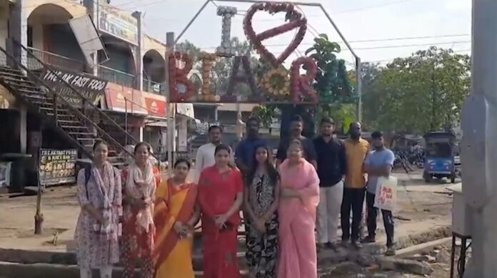 मप्र के राजगढ़ जिले की बहनें प्लास्टिक कचरे से सार्वजनिक स्थानों को बनाती हैं सुंदर