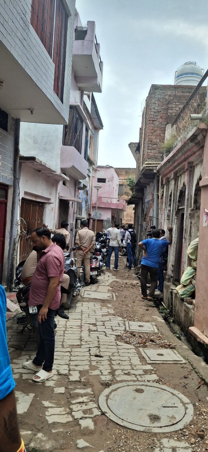 टिन्नू के घर पुलिस तलाशी