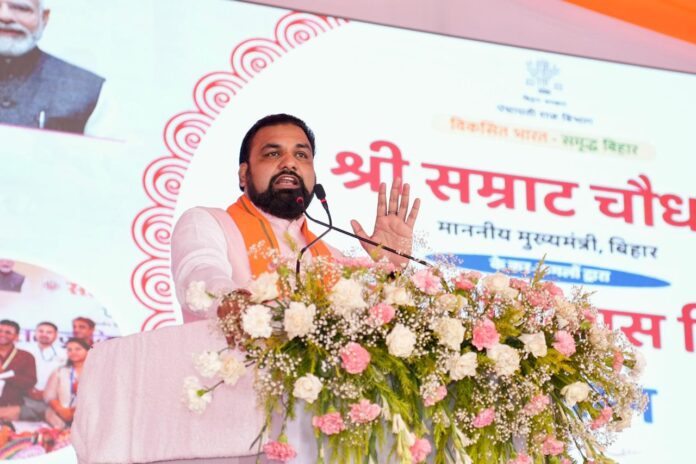 मुख्यमंत्री सम्राट चौधरी लोगों को सम्बोधित करते हुए