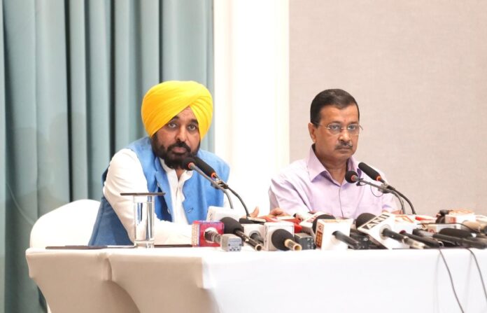 पंजाब के मुख्यमंत्री भगवंत मान और अरविंद केजरीवाल