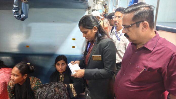 टिकट जांच करते अधिकारी