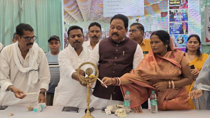 अररिया फोटो:सांसद विधायक दीप प्रज्वलित करते हुए