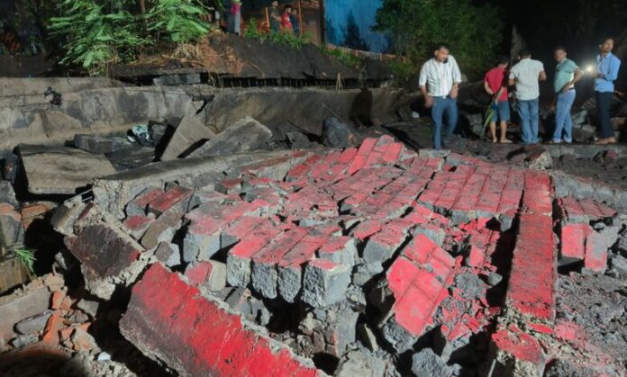क्षतिग्रस्त बाउंड्री वॉल की जांच और मरम्मत की आवश्यकता