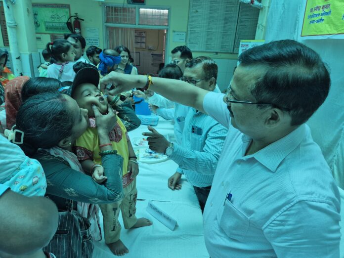 बच्चों को खुराक देने के लिए जिलाधिकारी की विशेष कार्रवाई