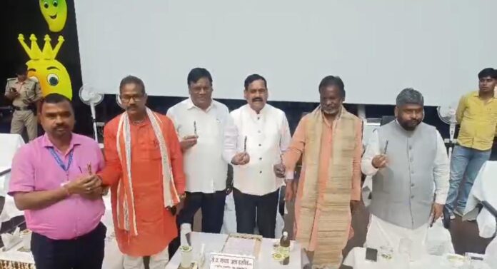 सांसद विधायक कार्यक्रम में शामिल होने वाले नेताओं की तस्वीर