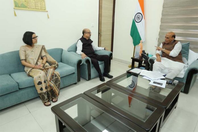 रमेन डेका राजनाथ सिंह मुलाकात करते हुए