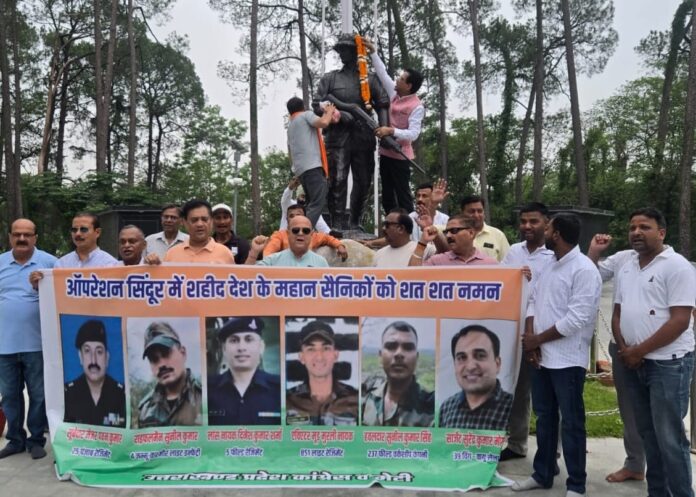 कांग्रेस कार्यकर्ता शहीदों को श्रद्धांजलि अर्पित करते हैं