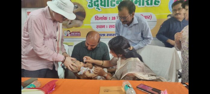 पोलियो खुराक पिलाते डीसी और स्वास्थ्य कर्मचारी