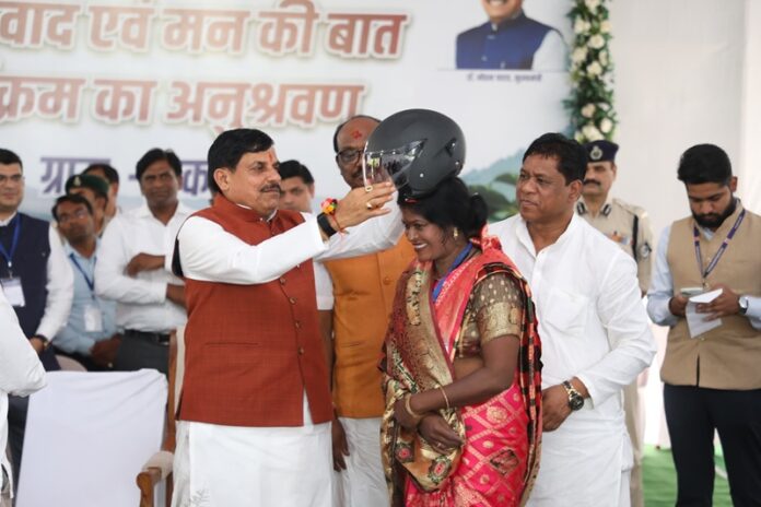 मुख्यमंत्री हेलमेट वितरण बैतूल