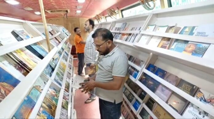 परिक्रमा बस में किताबें देखें