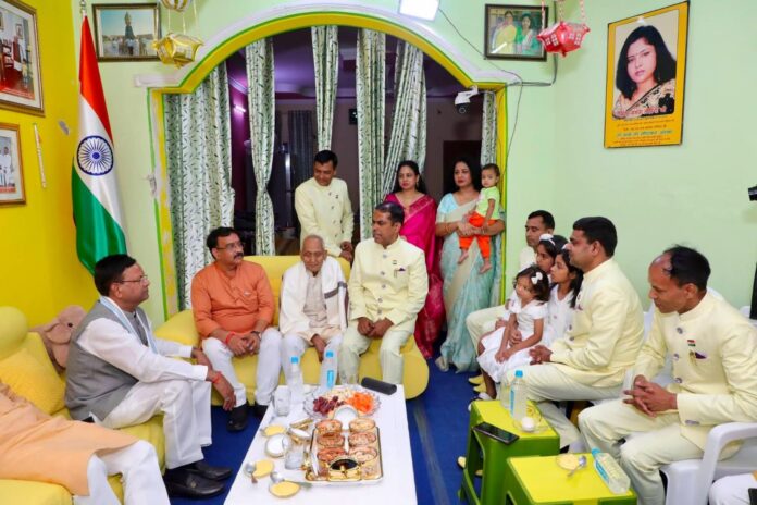 भाजपा नेता लोहिया परिवार से मिले