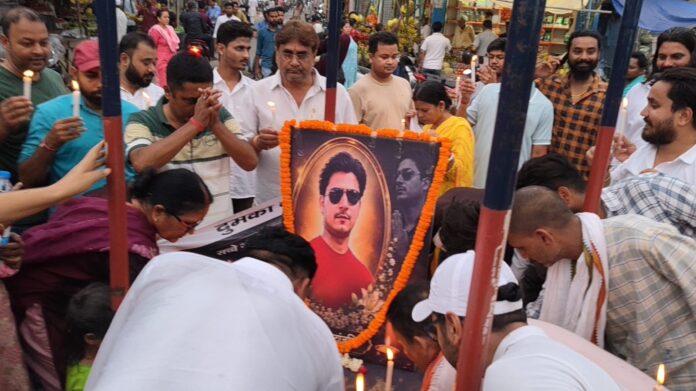 कैंडल मार्च निकालने वाले लोग