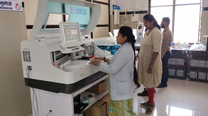 जिला अस्पताल के अटल आरोग्य लैब में कर्मचारी