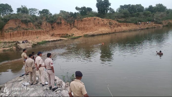 शव तलास पुलिस जांच में जुटे