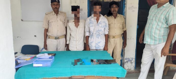 गिरफ्तार आरोपियों के साथ पुलिस एवं बरामद हथियार