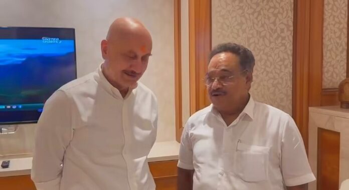 अनुपम खेर भाजपा अध्यक्ष के साथ