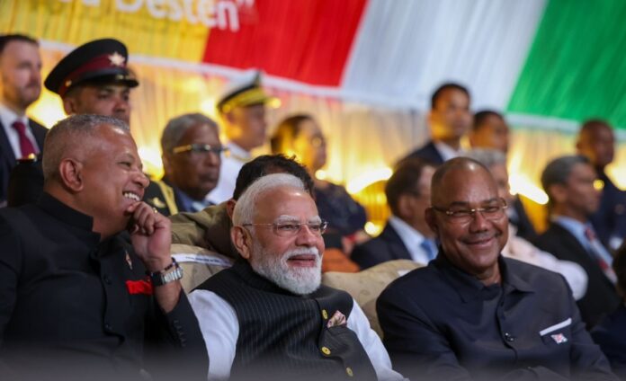 भारतीय प्रधानमंत्री नरेन्द्र मोदी सेशेल्स के राष्ट्रीय दिवस समारोह में