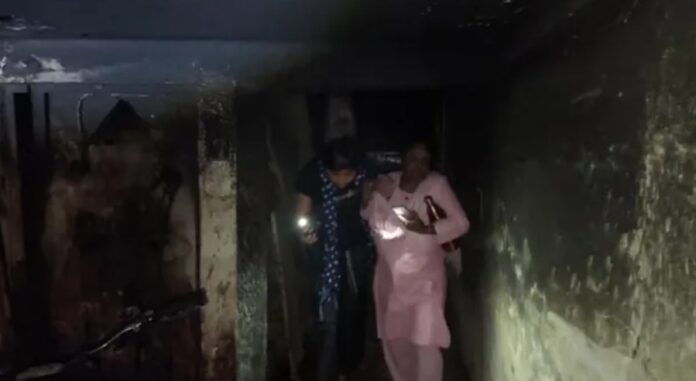 आग बुझने के बाद लोग छत से उतरकर नीचे आते हैं