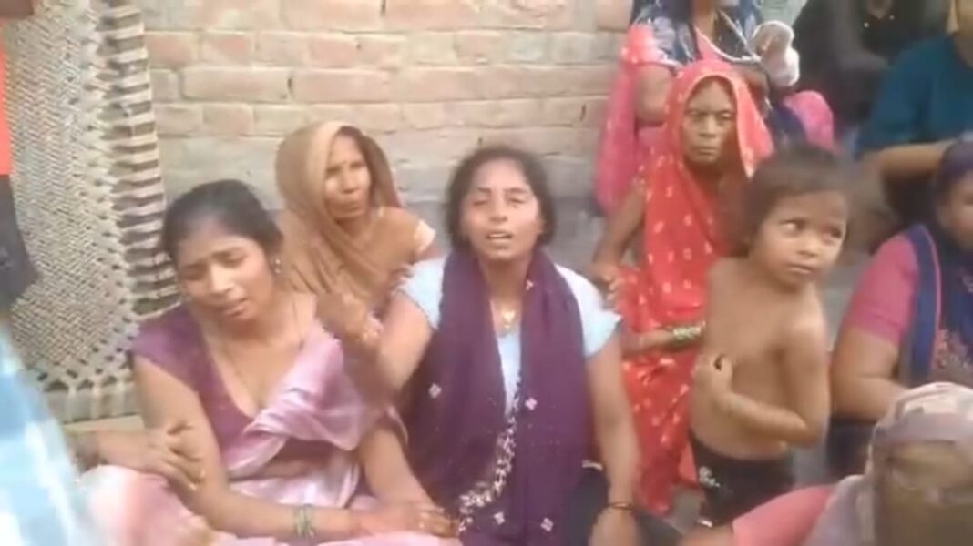 घर पर रोते बिलखते परिजन की तस्वीरें
